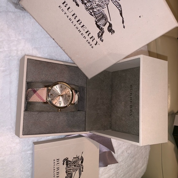 Burberry BU9026 Classic Collection Unisex Watch - Picture 3 of 3